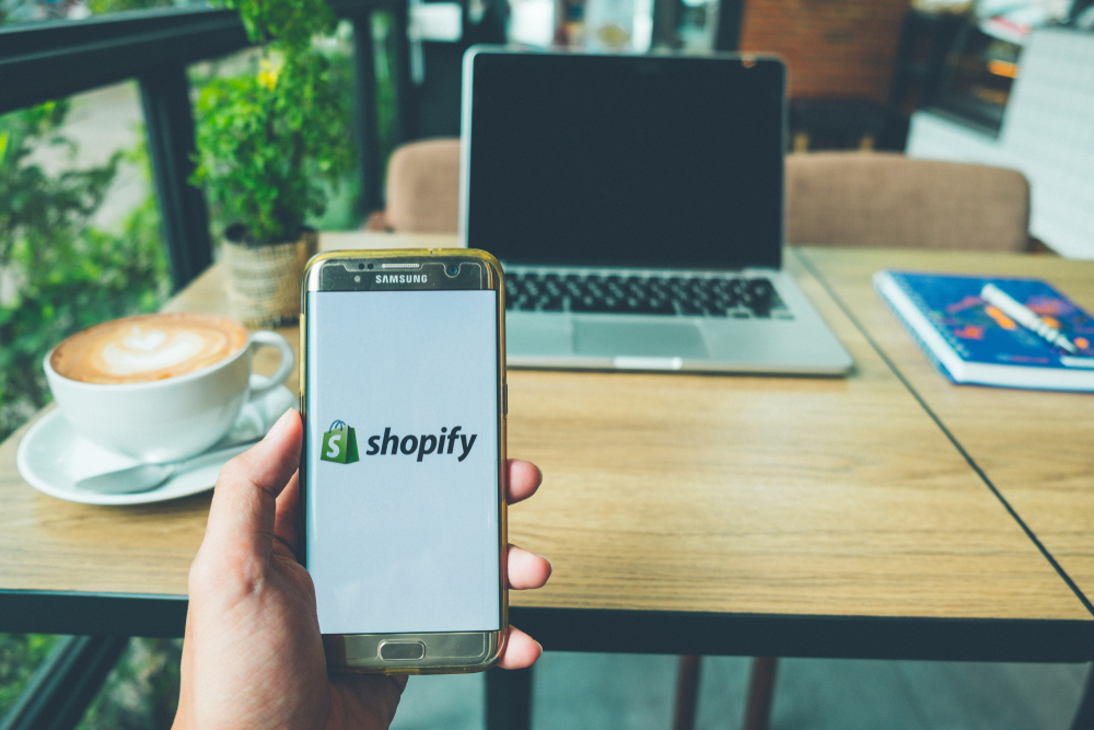 The report defined a blended approach to SaaS commerce platforms as one that has a full-stack back end and composable front end.